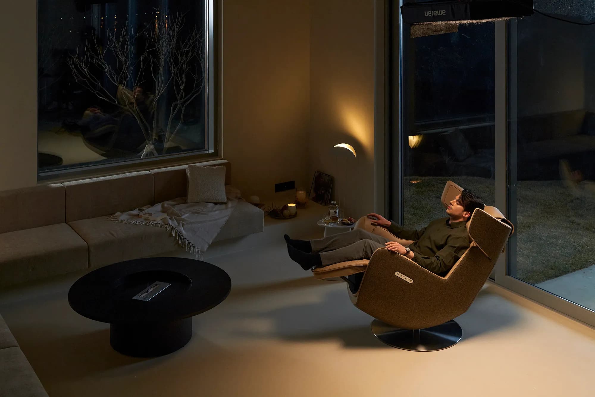 Mężczyzna relaksujący się w fotelu masującym Nouhaus